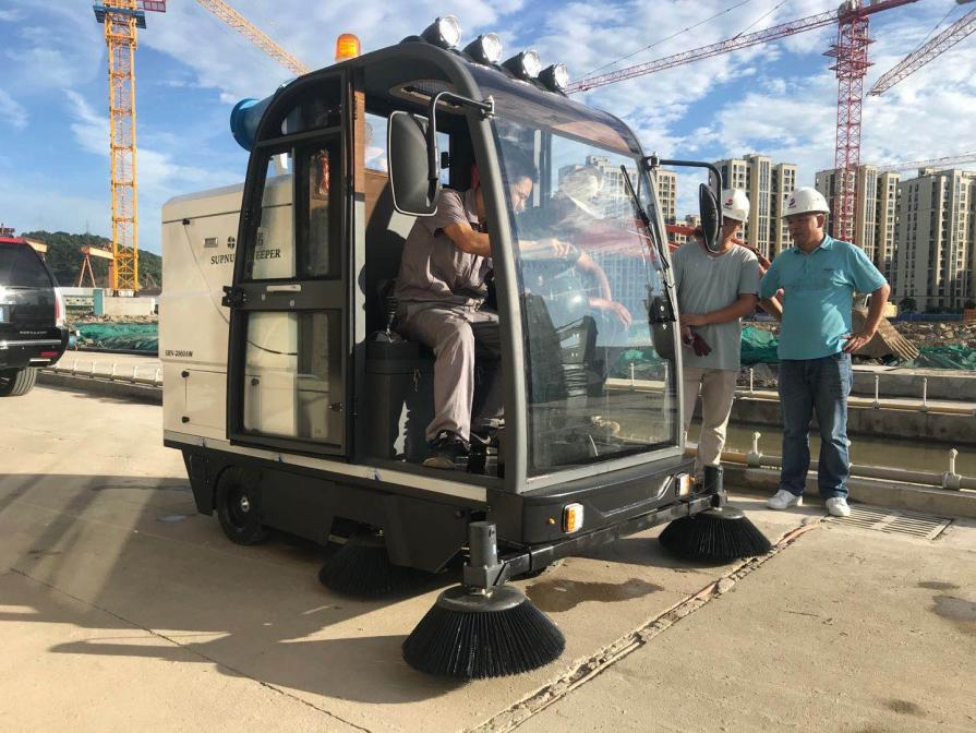 宣威龙海市电动清扫车：现代城市清洁的新解决方案